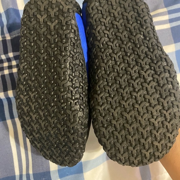 Preowned water shoes size small/10-11 - Picture 2 of 3